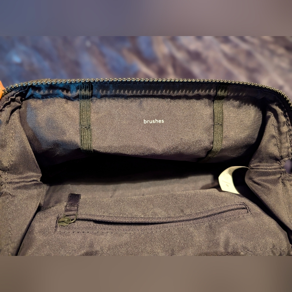 Lululemon Out of Range Kit makeup bag - Picture 4 of 7